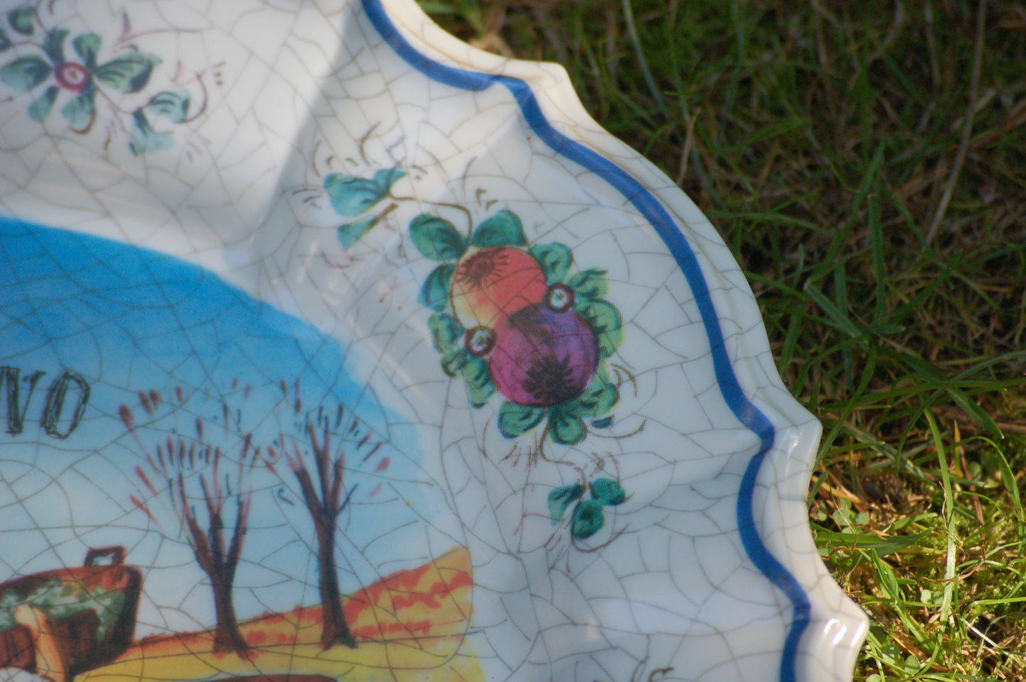 ©Mediterrastyle Set of 4 Italian plates to decorate your wall and think about Italy all the time. Italy has its beauty in all seasons right?! Primavera, Estate, Autumno and Inverno. Which is your favorite season? These plates are NOT ceramic but bakelite. Easy to clean and no worries to break the plates. Loved and sold by Mediterra Style