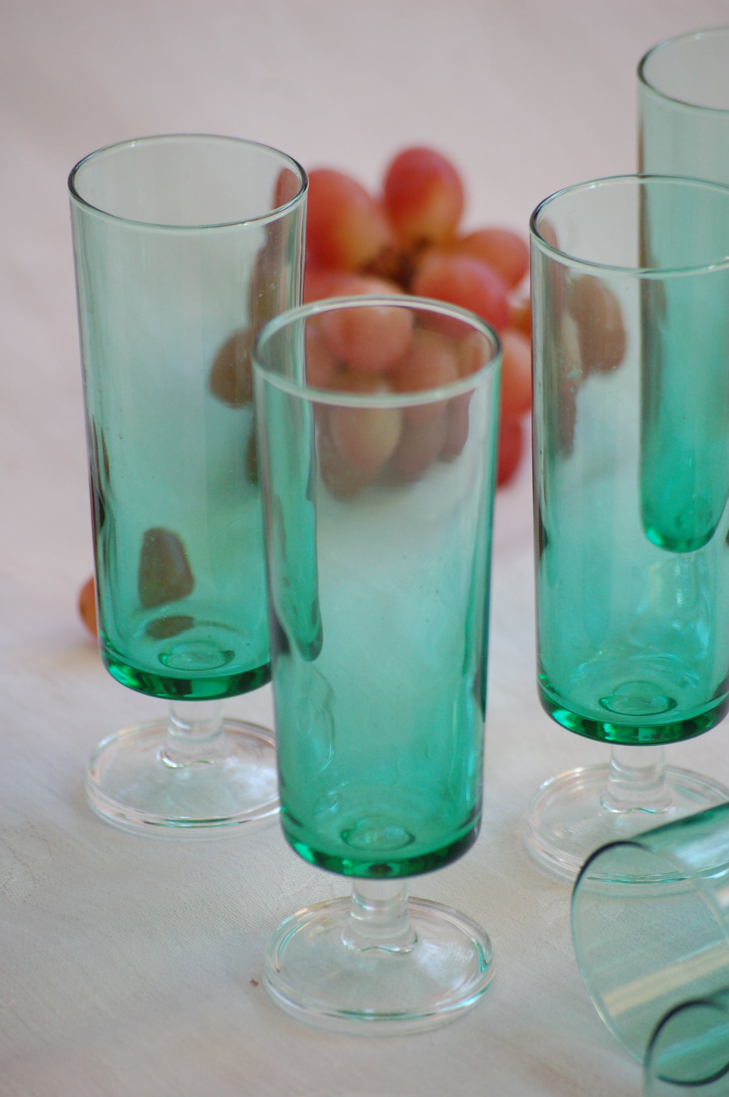 Vintage green champagne flutes from France, French champagne glasses, champagne flutes, 70s French barware, green glass set, French gift