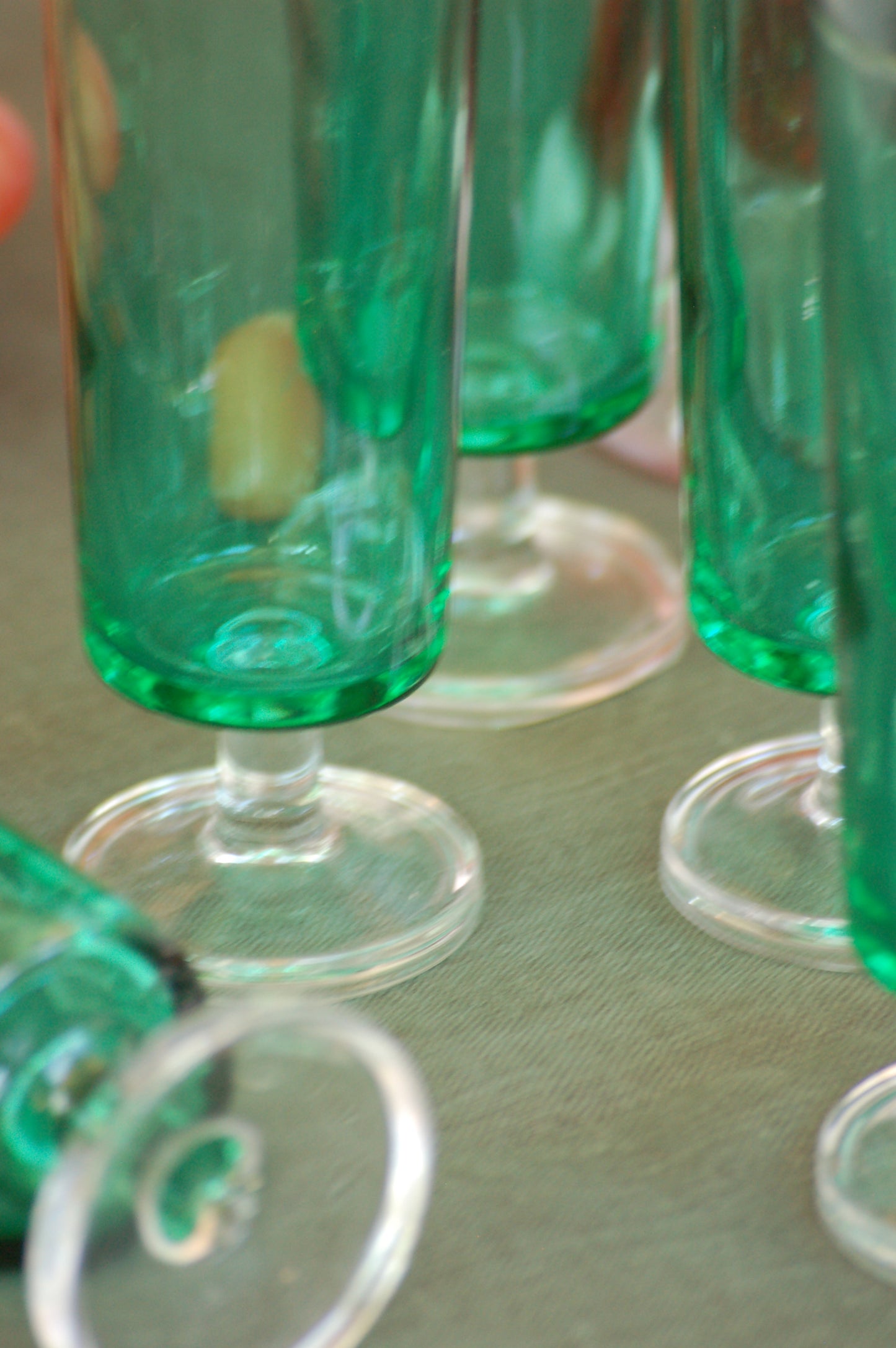 Vintage green champagne flutes from France, French champagne glasses, champagne flutes, 70s French barware, green glass set, French gift