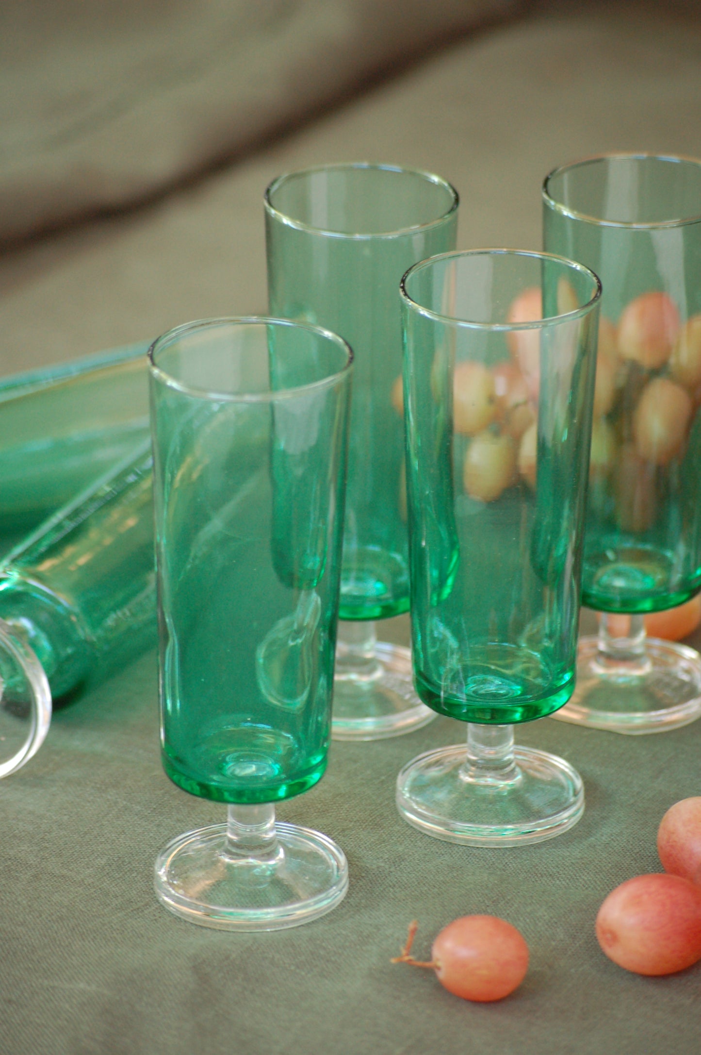 Vintage green champagne flutes from France, French champagne glasses, champagne flutes, 70s French barware, green glass set, French gift