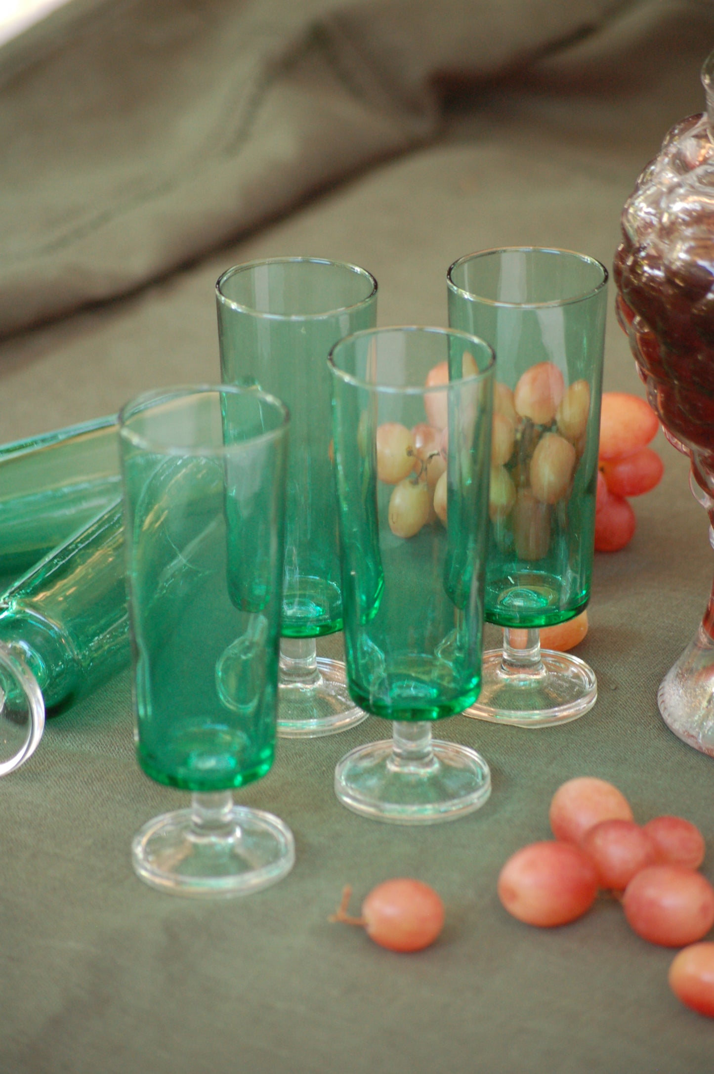 Vintage green champagne flutes from France, French champagne glasses, champagne flutes, 70s French barware, green glass set, French gift