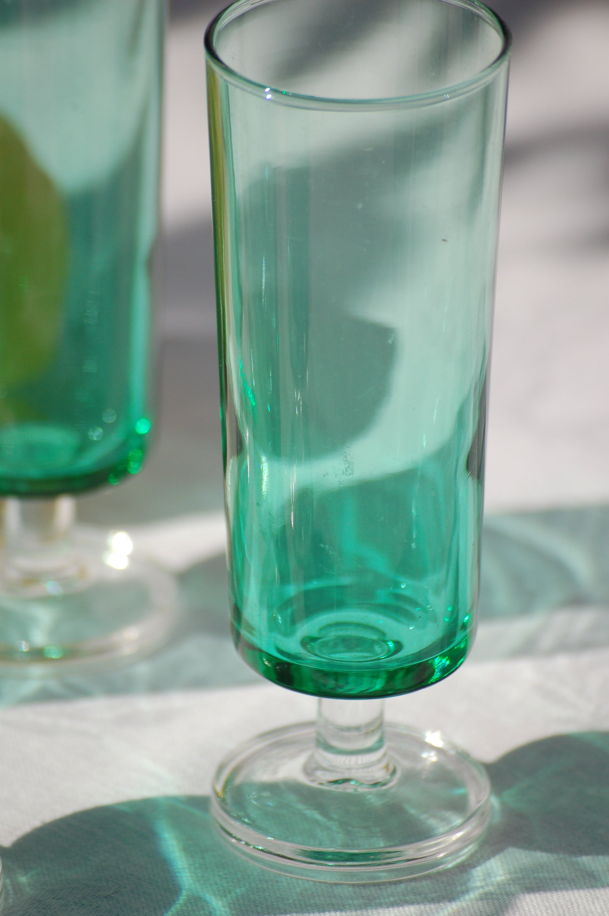 ©mediterraStyle Have your prosecco or champagne in seventies mood with these super cute and elegant glasses in a light emerald green. Set of six flutes from Luminarc, France. Beautiful effect if you combine the light green glasses with a darker green element or gold colored on the table. Like a caraf, vase or candleholder. Loved and sold by Mediterra Style