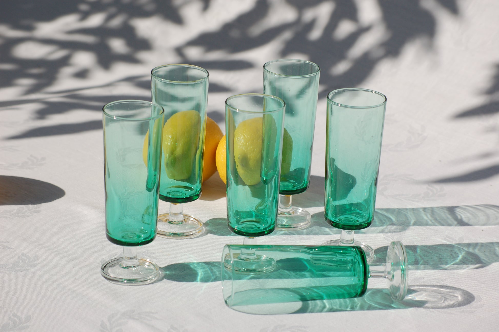 ©mediterraStyle Have your prosecco or champagne in seventies mood with these super cute and elegant glasses in a light emerald green. Set of six flutes from Luminarc, France. Beautiful effect if you combine the light green glasses with a darker green element or gold colored on the table. Like a caraf, vase or candleholder. Loved and sold by Mediterra Style