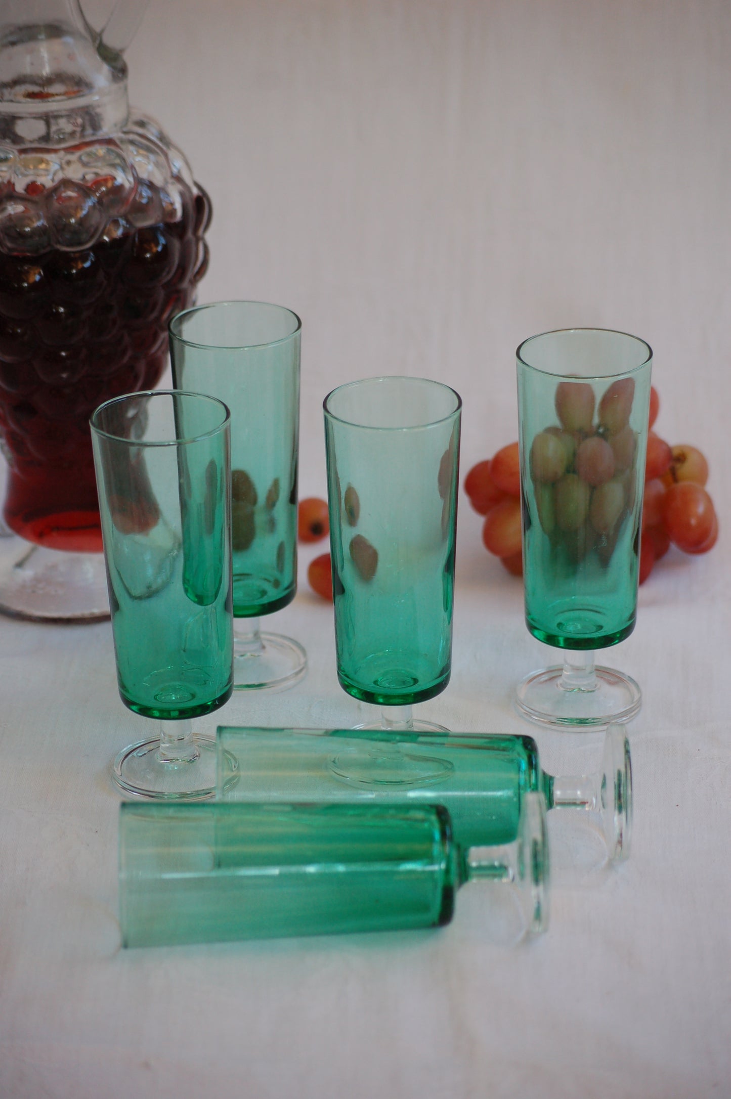 ©mediterraStyle Have your prosecco or champagne in seventies mood with these super cute and elegant glasses in a light emerald green. Set of six flutes from Luminarc, France. Beautiful effect if you combine the light green glasses with a darker green element or gold colored on the table. Like a caraf, vase or candleholder. Loved and sold by Mediterra Style