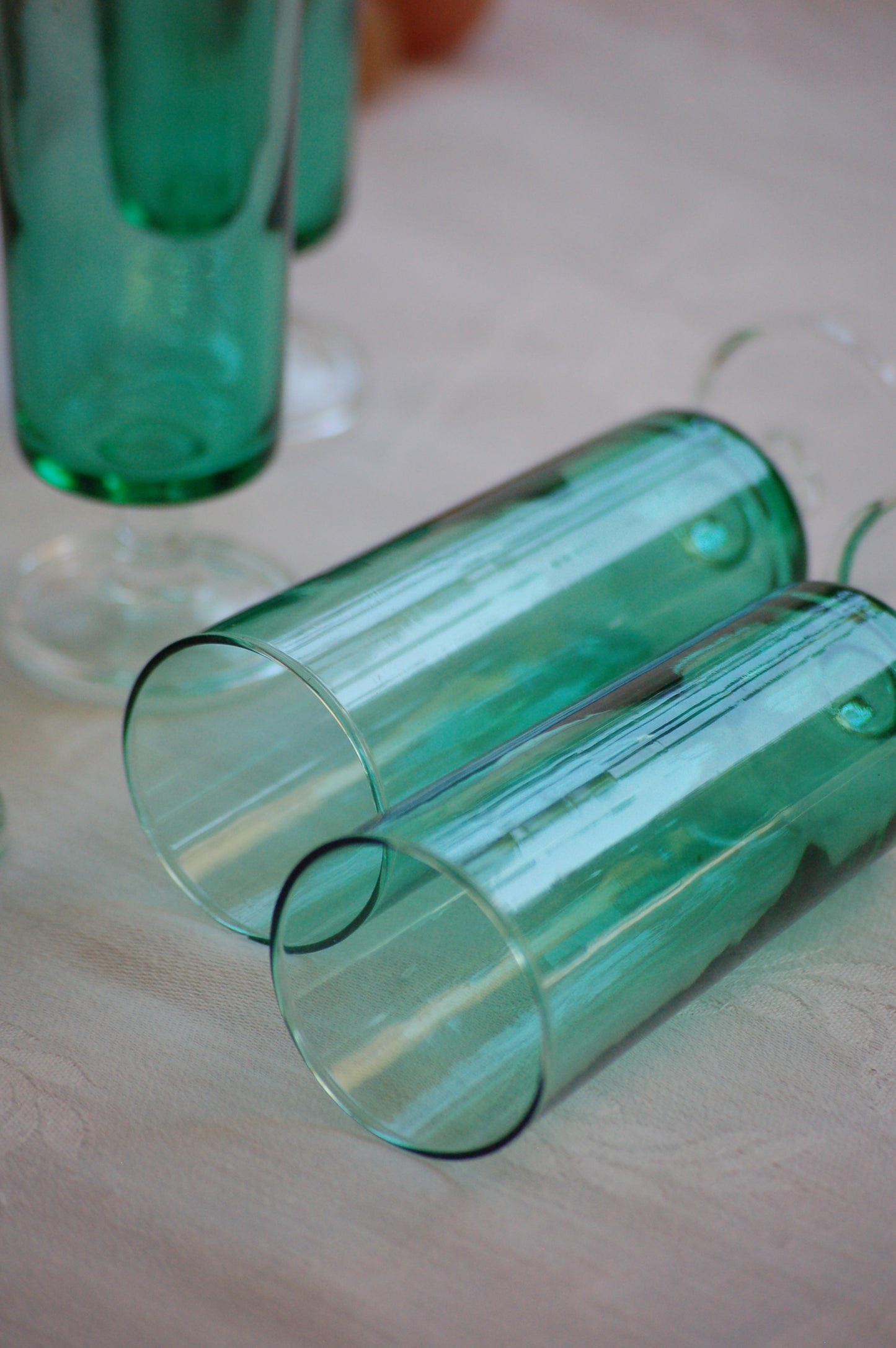 ©mediterraStyle Have your prosecco or champagne in seventies mood with these super cute and elegant glasses in a light emerald green. Set of six flutes from Luminarc, France. Beautiful effect if you combine the light green glasses with a darker green element or gold colored on the table. Like a caraf, vase or candleholder. Loved and sold by Mediterra Style